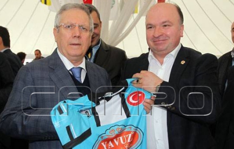 Fenerbahçe başkanı AZİZ YILDIRIM Campo formalarıyla